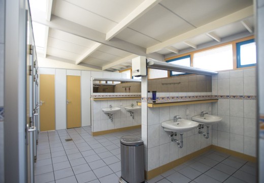 Foto sanitair gebouw.jpg Foto sanitair gebouw.jpg